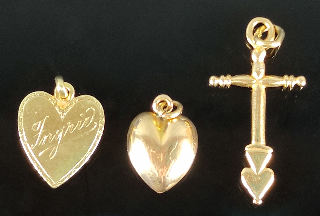 Schmuck-Lot, 3 Anhänger, zwei Herzen 333/8K Gelbgold (getestet) und ein Kreuz 585/14K Gelbgold, 3,