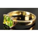 Bandring mit Peridot im Treppen-Schliff, 585/14K Gelbgold, 3g, Größe 55Band ring with staircase