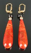 Paar Ohrhänger mit tropfenförmigen Jaspis, schwarzen facettierten Elementen und 585/14K Gelbgold