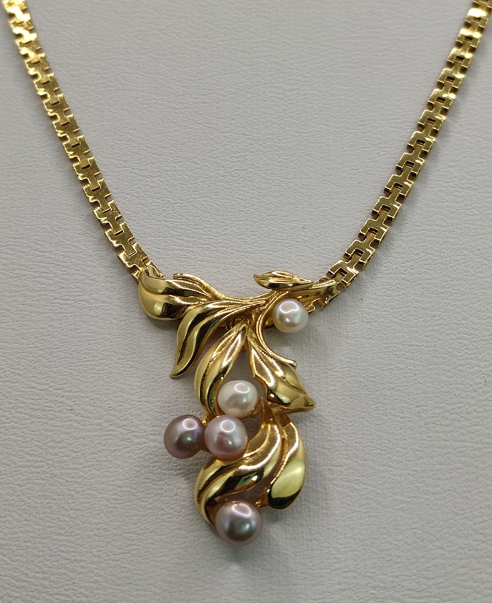 Kette mit floralem Anhänger mit kleinen Perlen, 333/8K Gelbgold, 6g, Länge 38cmNecklace with