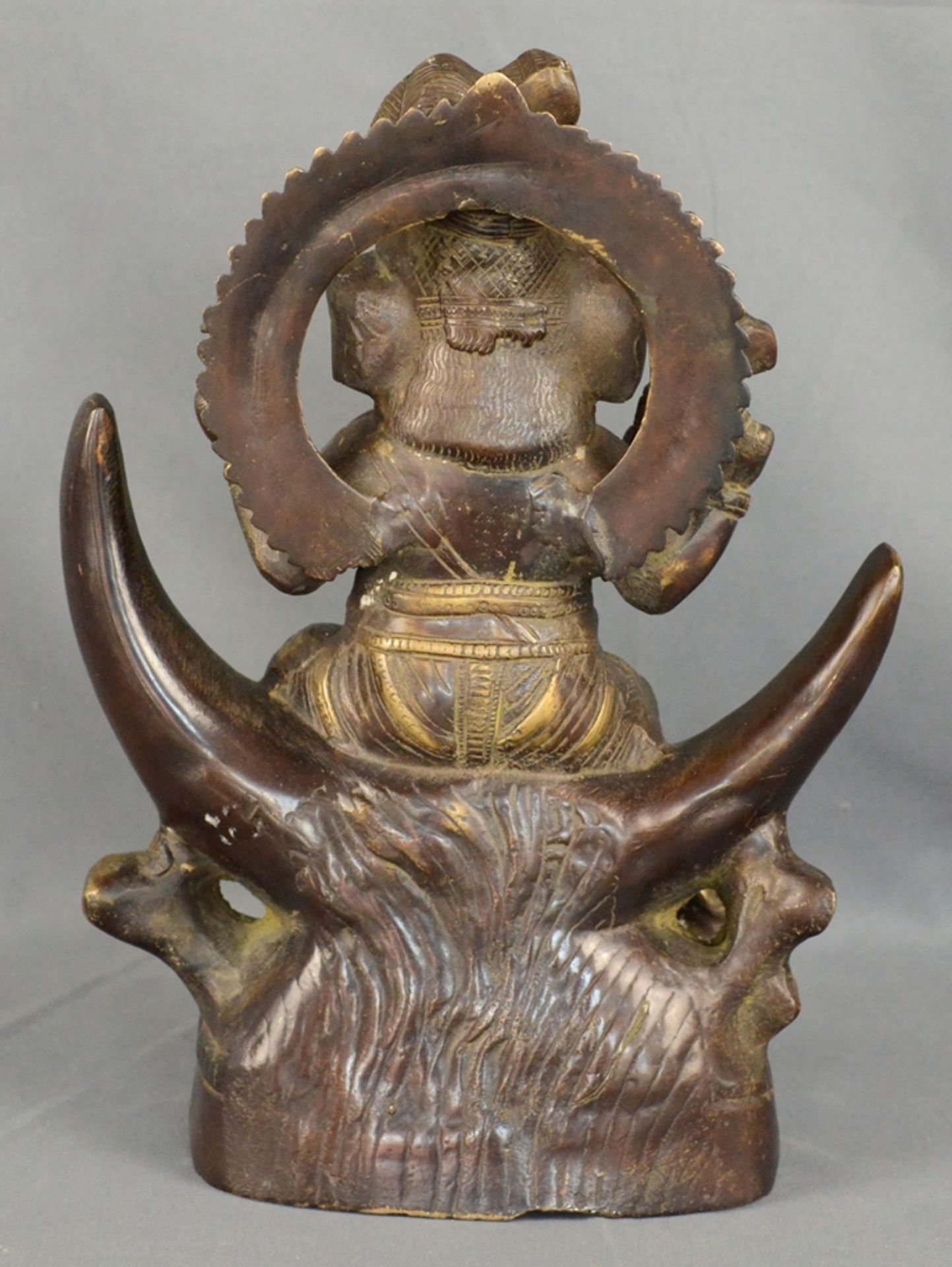 Ganesha auf halbem Mond sitzend, mit einem abgebrochenen Stoßzahn, und eine Schlange um den Bauch, - Image 2 of 2