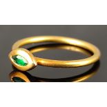Smaragd-Ring, augenförmig eingefasst in 750/18K Gelbgold, mattiert, 2g, Größe 53Emerald ring, eye-