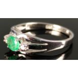 Smaragdring, mittig ovaler Smaragd mit Einschlüssen, daneben je ein kleiner Brillant, 585/14K