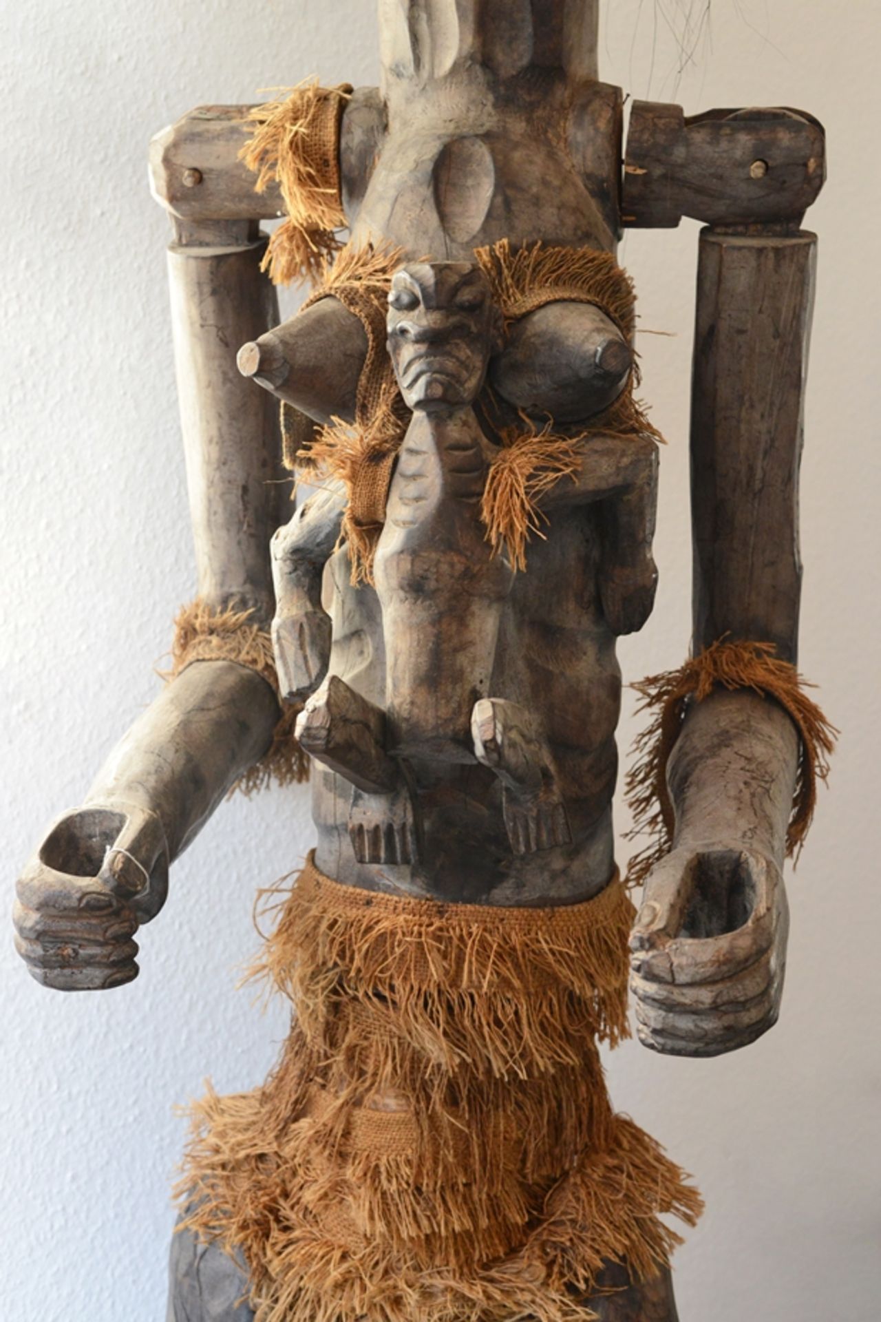 Große Mutter/Kind Skulptur, weiblicher Halbakt, mit einem Kind vor dem Bauch, eckiger Kopf mit - Image 3 of 4