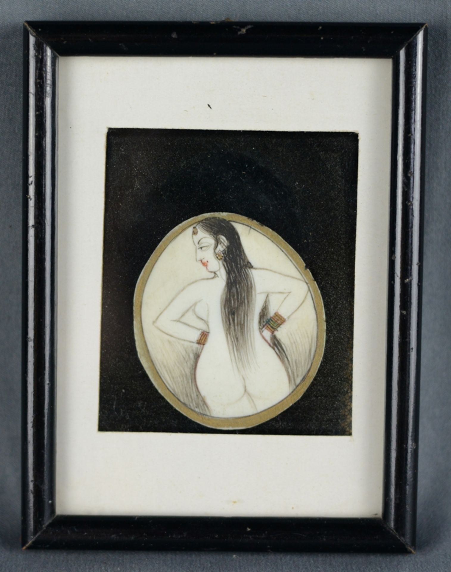 Miniatur, weiblicher Akt von hinten, oval, auf Bein mit Vergoldung, 4,8x4,4cm, hinter