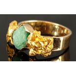 Moderner Ring, mittig grüner Rohstein, daneben je ein Goldnugget, Goldschmiedearbeit, 750/18K