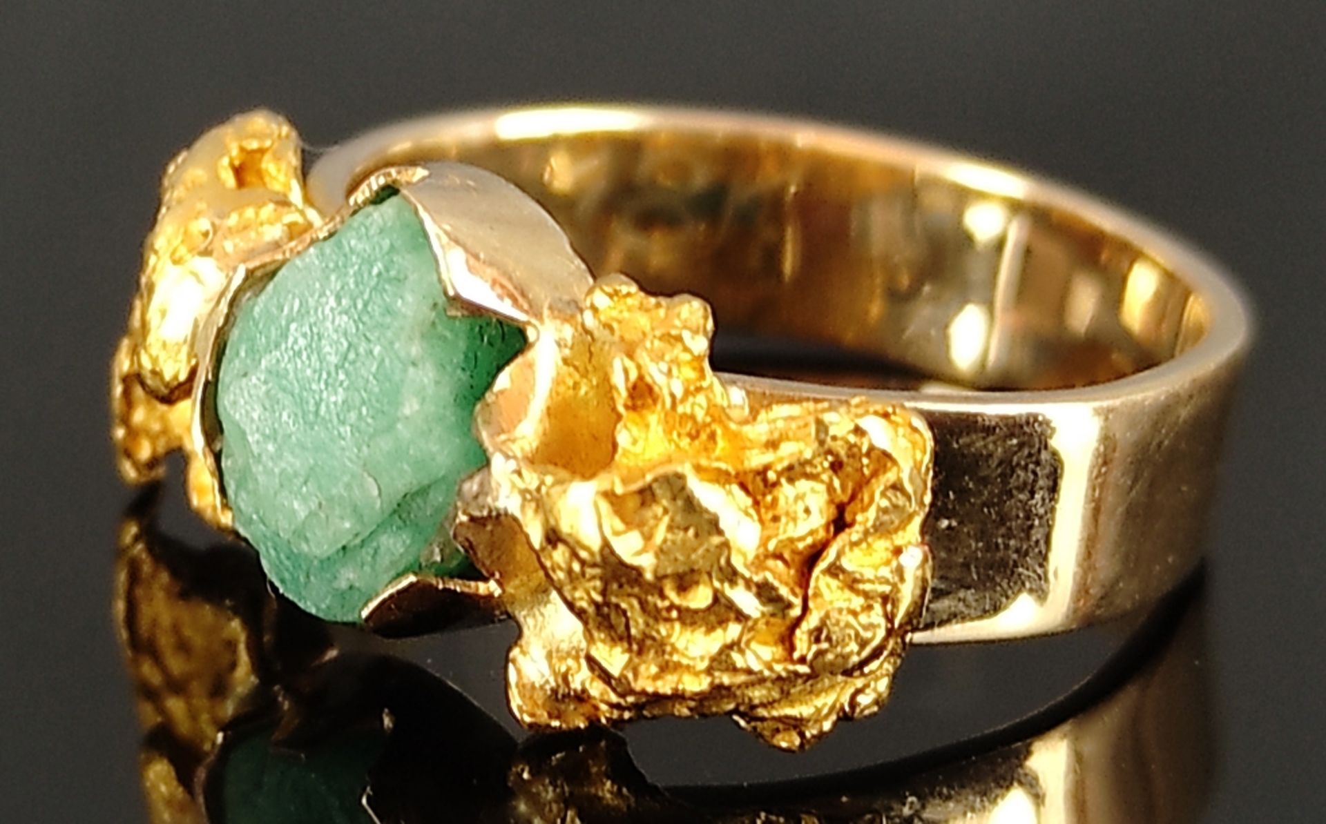 Moderner Ring, mittig grüner Rohstein, daneben je ein Goldnugget, Goldschmiedearbeit, 750/18K
