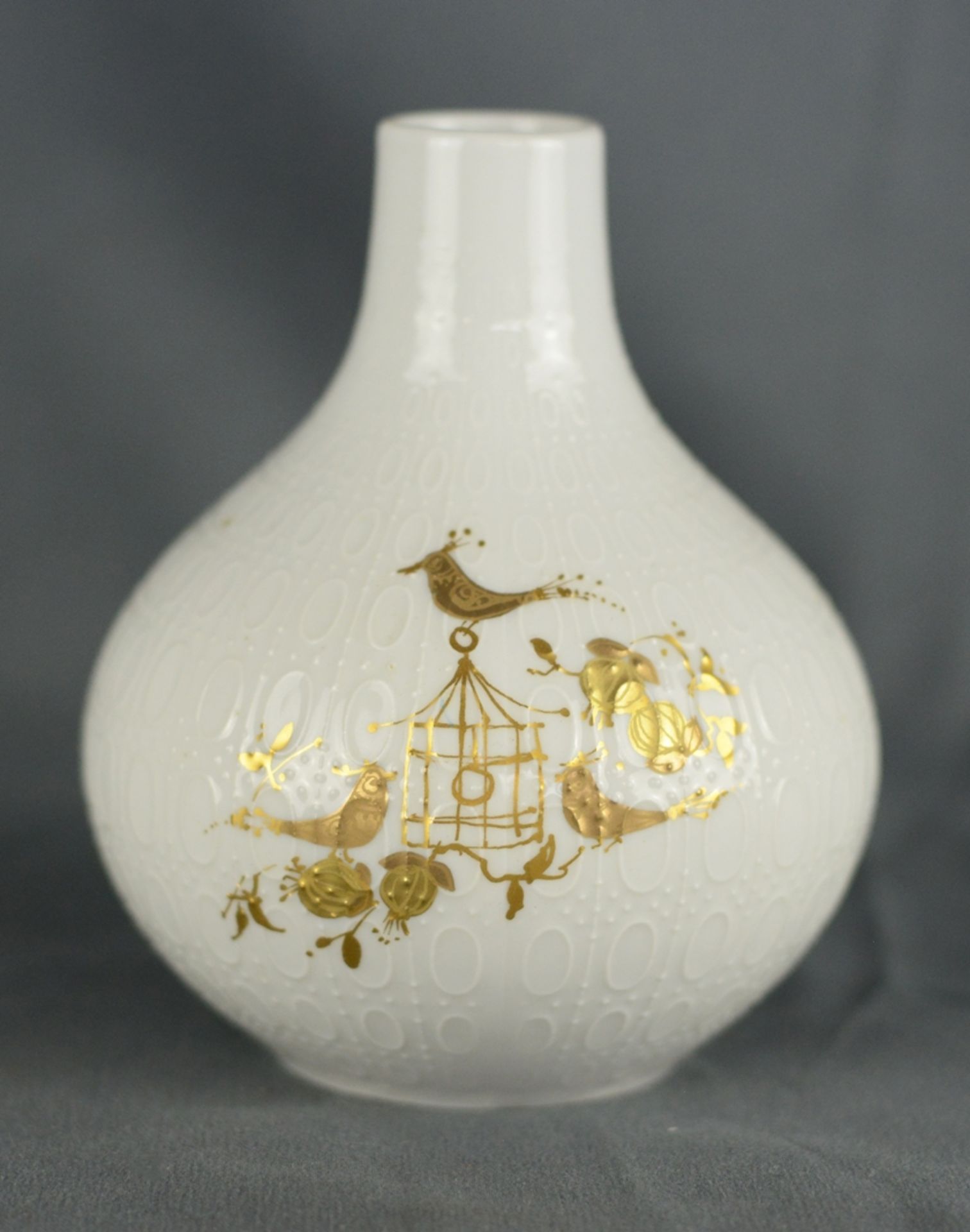 Kugelvase mit schlankem Hals, reliefierter Oberfläche, Weißporzellan mit Golddekor, Rosenthal,