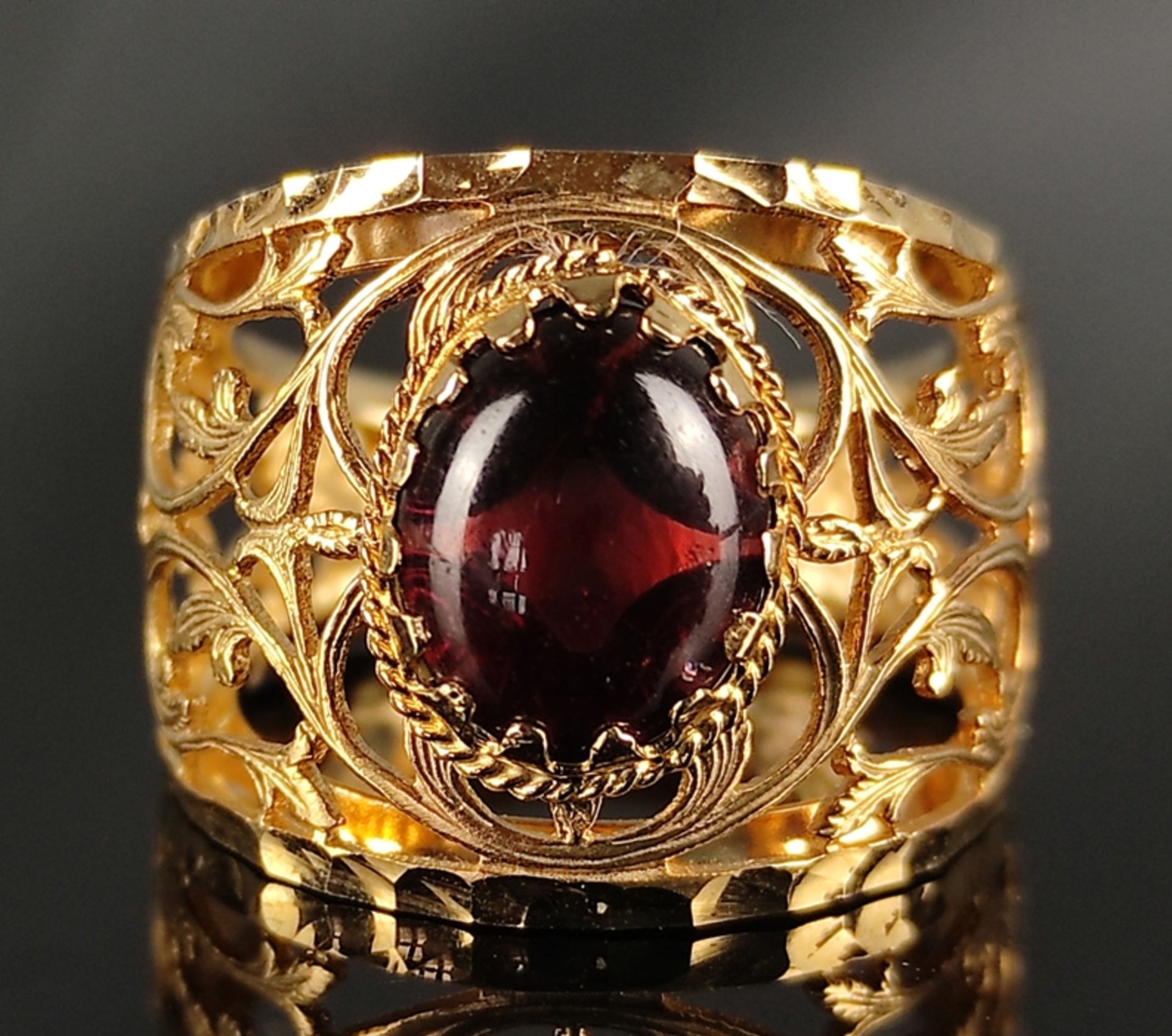 Ring, durchbrochen, violetter Cabochon Schmuckstein, Italien (AR= Arezzo), 585/14K Gelbgold, 5, - Image 2 of 5