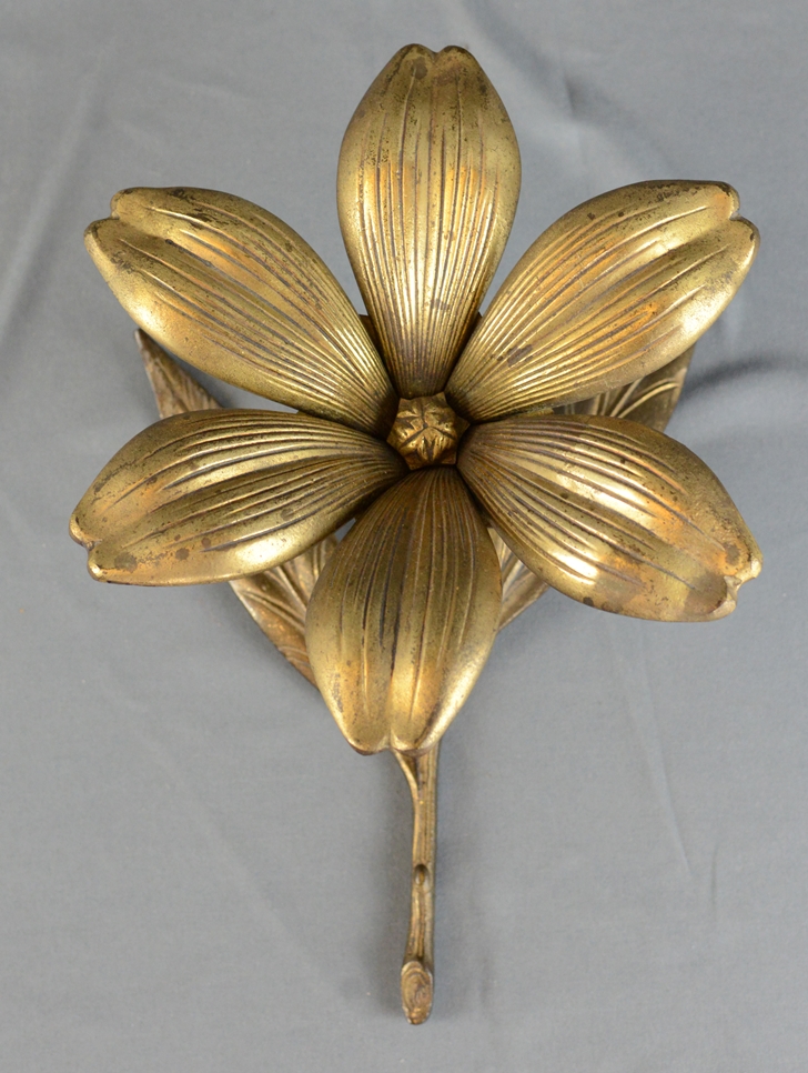 Aschenbecher, geformt als liegende Blume, die einzelnen Blätter sind abnehmbar und bilden kleine - Image 2 of 3