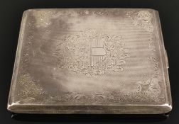 Zigarettenetui mit Wappen, rechteckige Form, Ränder mit floralen Motiven ziseliert, Silber 800,