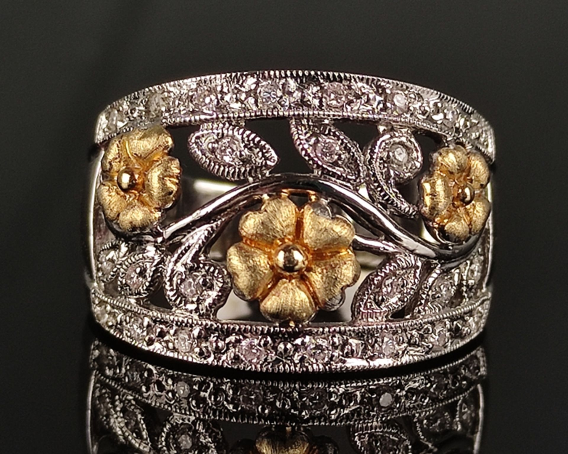 Ring, breite Schauseite mit floralem Dekor und Blüten, dekoriert mit kleinen Brillanten 585/14K - Image 2 of 5