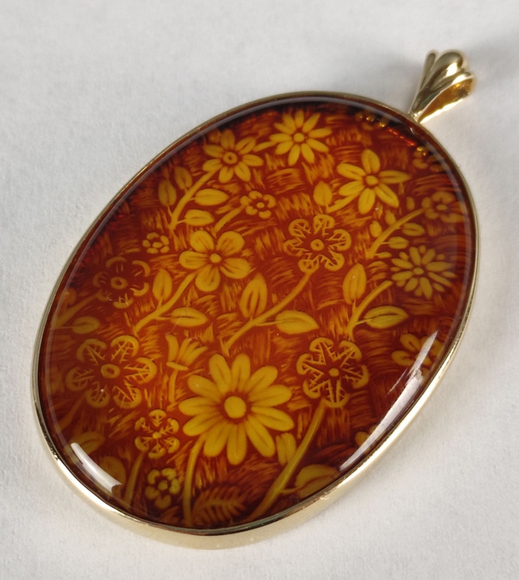 Anhänger, oval, eingefasster Schmuckstein dekoriert mit floralem Muster, gefasst in 585/14K - Image 2 of 4