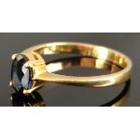 Saphir-Ring, mittig ovaler facettierter Saphir um ca. 1ct, in Krappenfassung, Ring 750/18K Gelbgold,