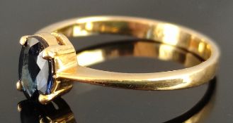 Saphir-Ring, mittig ovaler facettierter Saphir um ca. 1ct, in Krappenfassung, Ring 750/18K Gelbgold,