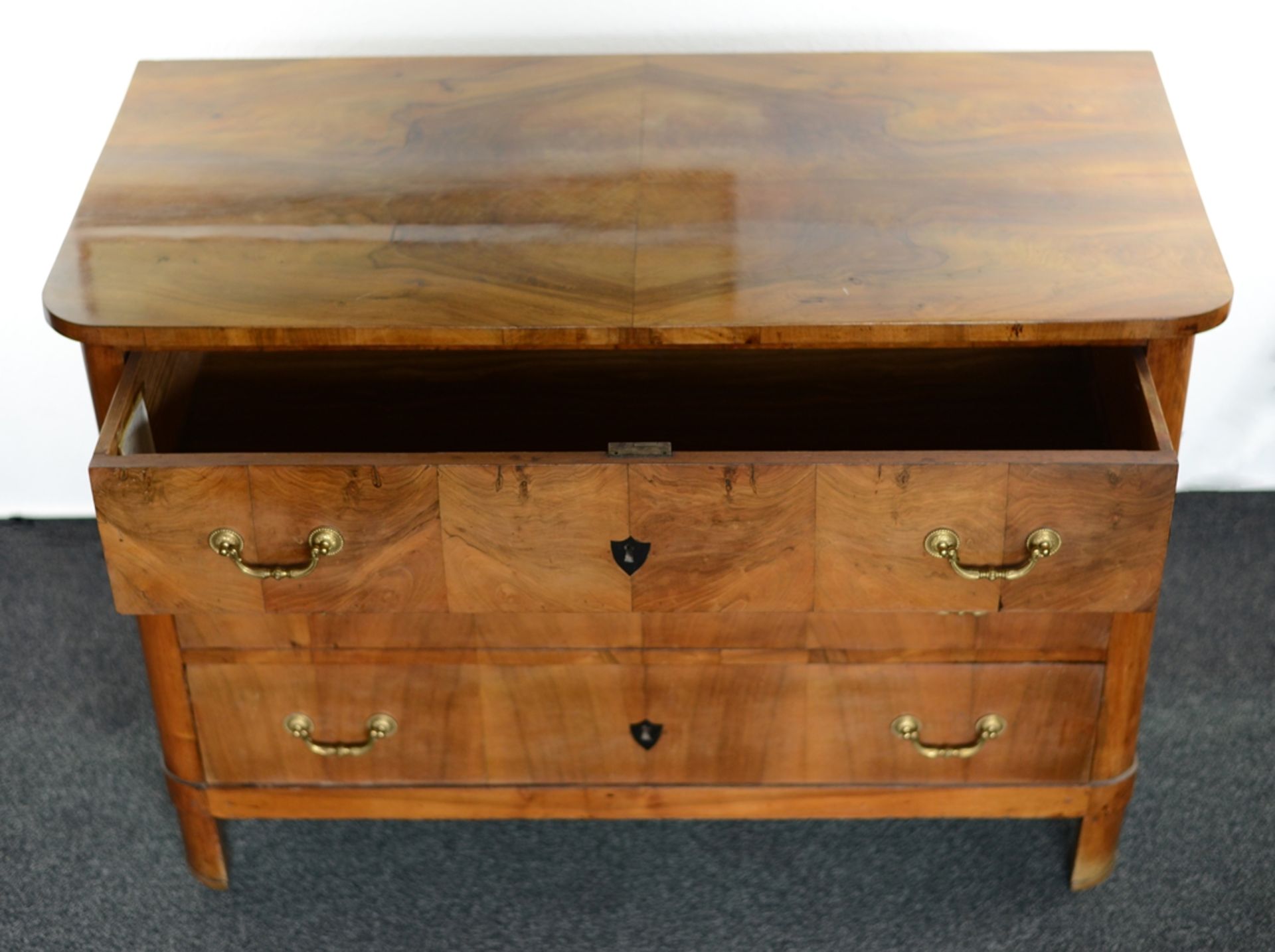 Biedermeier - Kommode, elegante Kommode mit drei Schubladen, mit je zwei vergoldeten Griffen, - Bild 2 aus 5