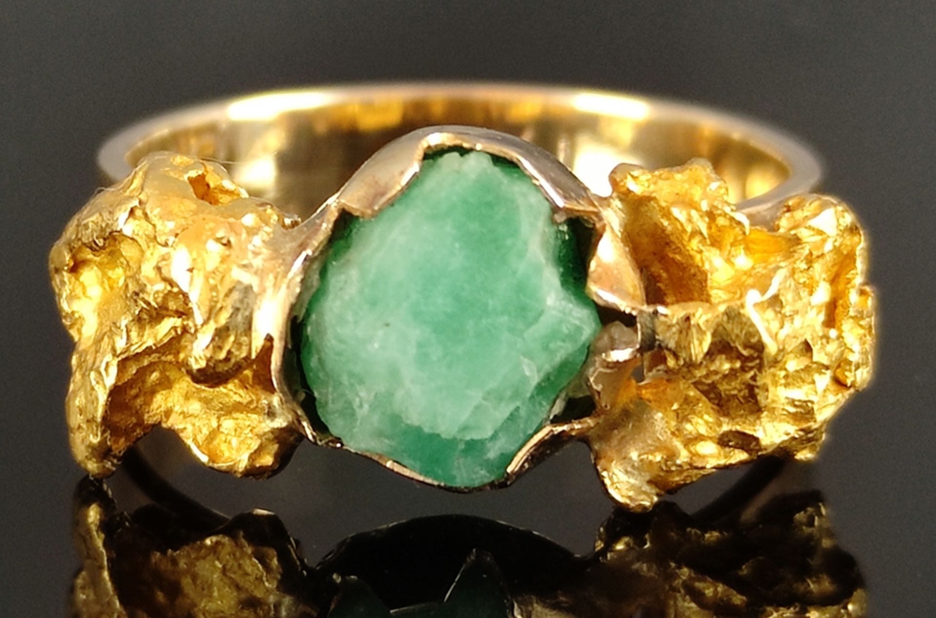 Moderner Ring, mittig grüner Rohstein, daneben je ein Goldnugget, Goldschmiedearbeit, 750/18K - Image 2 of 5