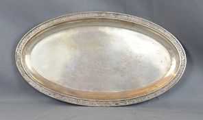Ovale Platte mit stilisiertem Blütenrelief am Rand, leicht vertieft, Deutschland, Silber 800,