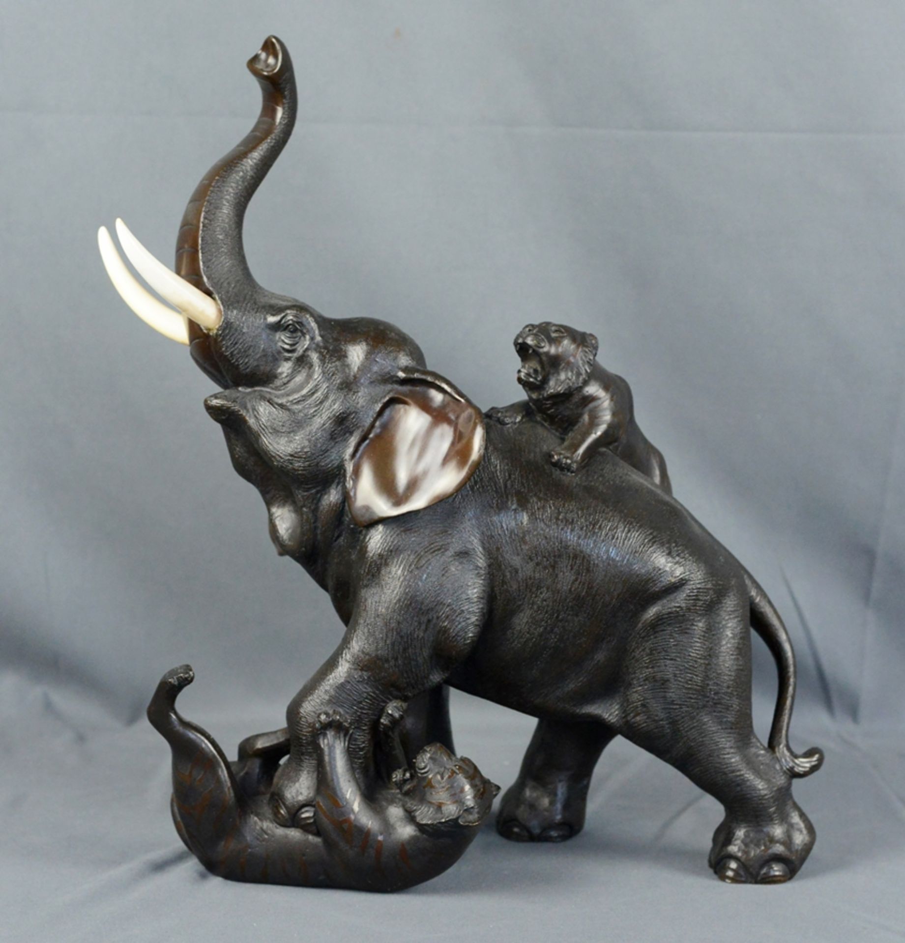 Große Bronzeskulptur, Elefant mit zwei Tigern kämpfend, einer zu seinen Füßen, der andere auf seinem - Image 3 of 4