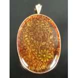 Anhänger, oval, eingefasster Schmuckstein dekoriert mit floralem Muster, gefasst in 585/14K