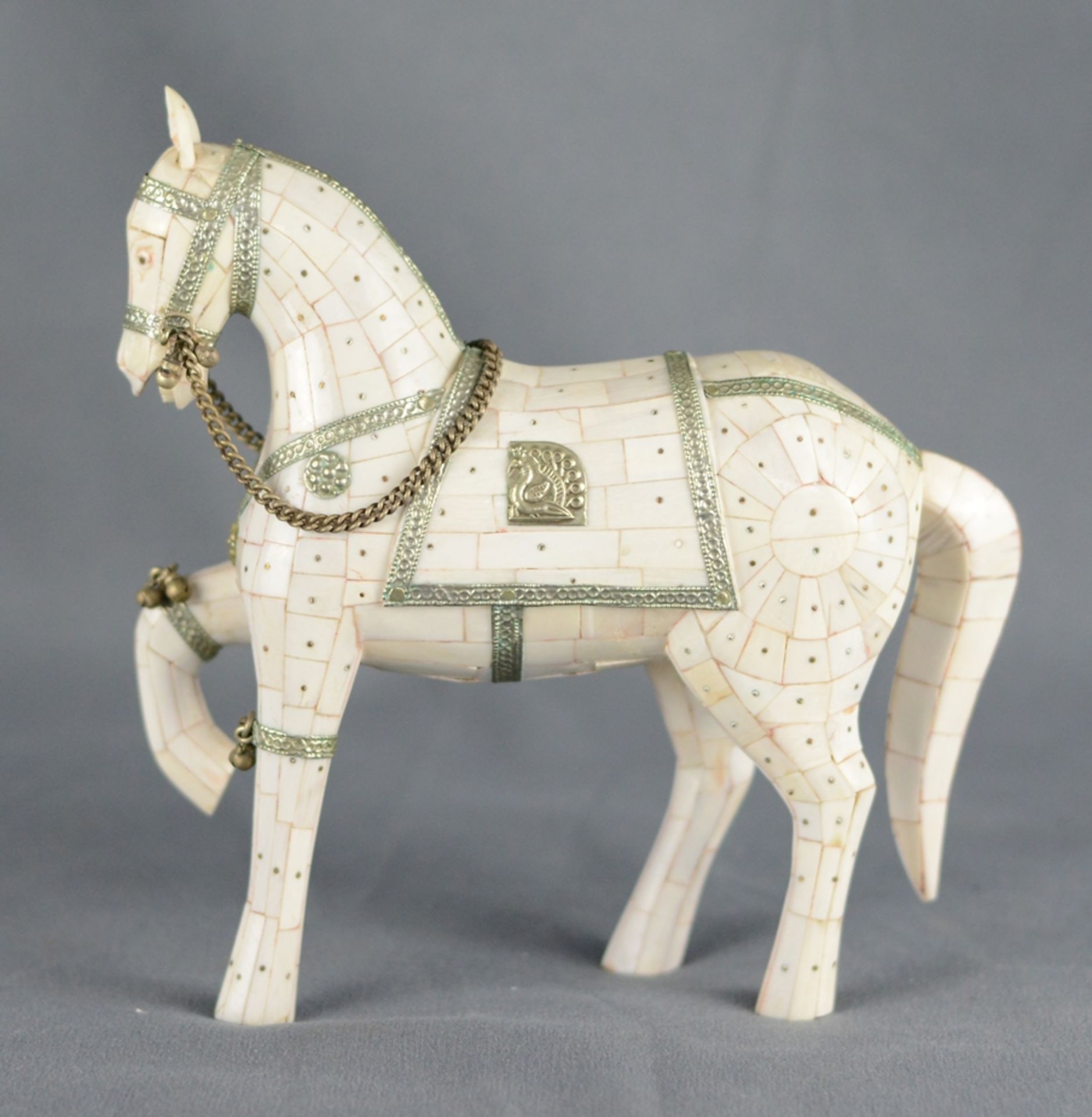 Pferdefigur, mit Perlmuttplatten gearbeitet, Korpus aus Bein, dekoriert mit Beschlägen in Silber und - Image 3 of 4