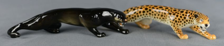 Zwei Leoparden, in sich anschleichenden Positionen, einer schwarz, der andere mit gelbem Fell,