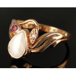 Ring, mittig tropfenförmiger Opal, kleiner Rubin und Brillant, Goldschmiedemarke, 585/14K