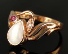 Ring, mittig tropfenförmiger Opal, kleiner Rubin und Brillant, Goldschmiedemarke, 585/14K