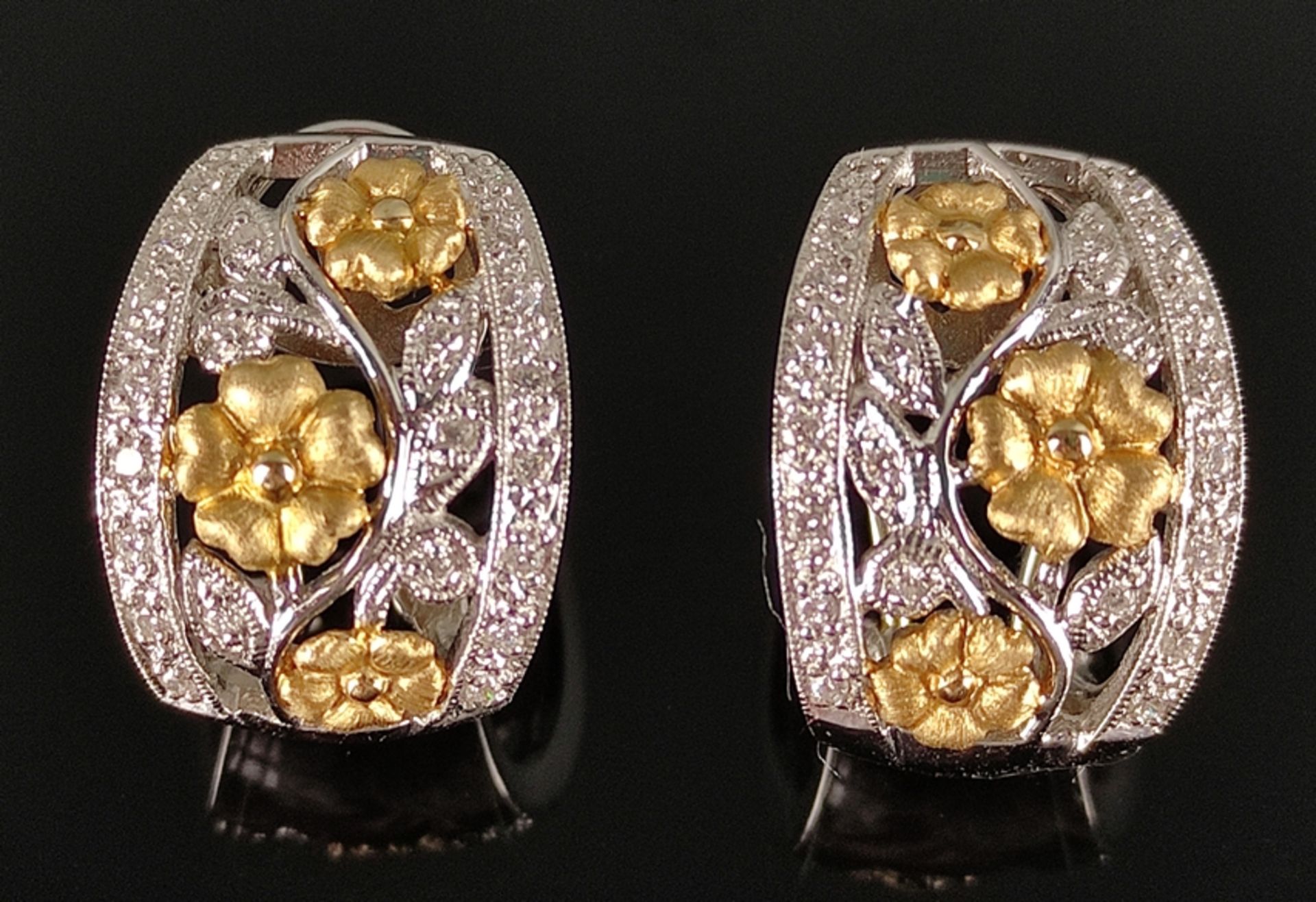 Paar Ohrringe, mit floralem Dekor und Blüten, dekoriert mit kleinen Brillanten, 585/14K Weißgold/