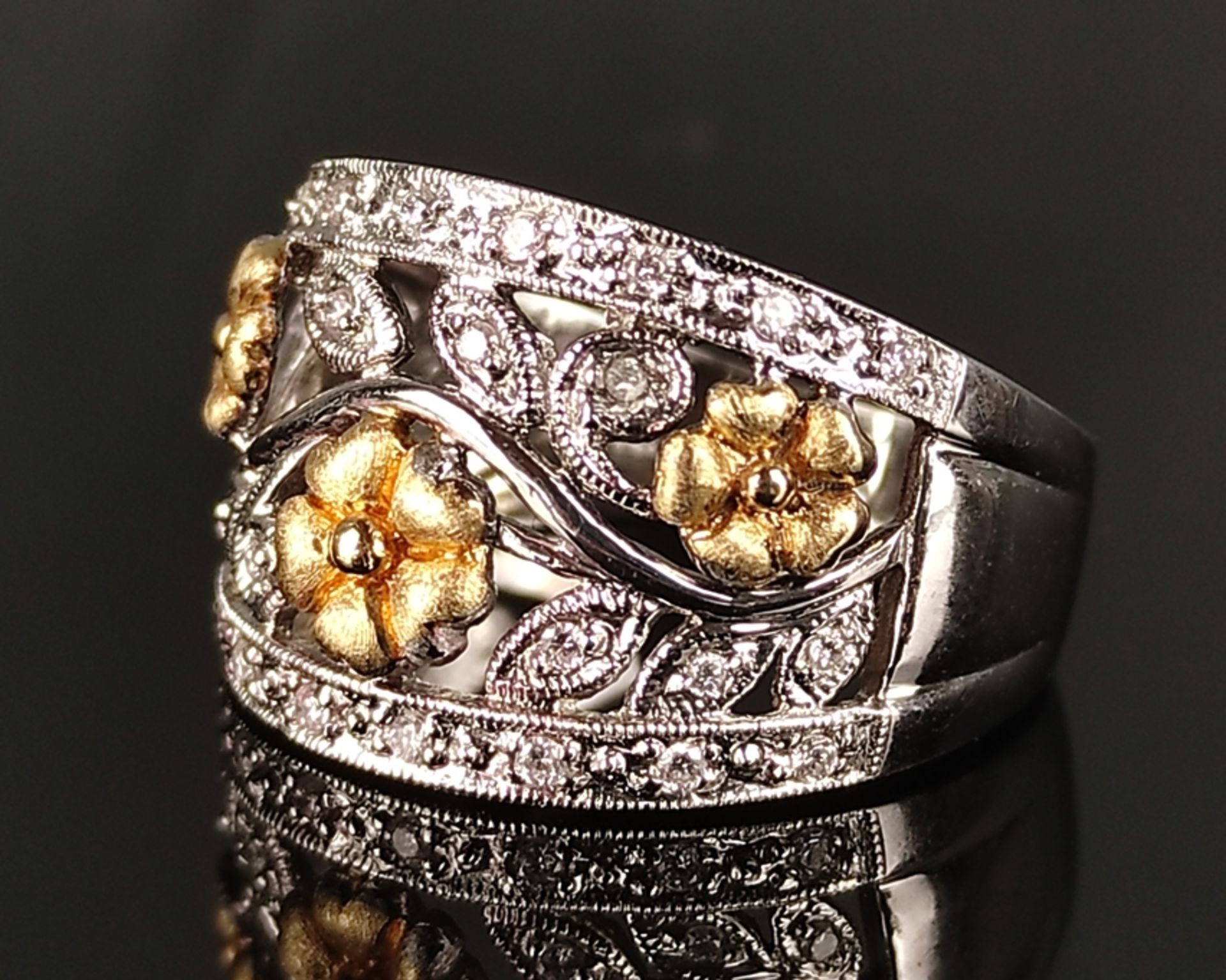 Ring, breite Schauseite mit floralem Dekor und Blüten, dekoriert mit kleinen Brillanten 585/14K - Image 3 of 5