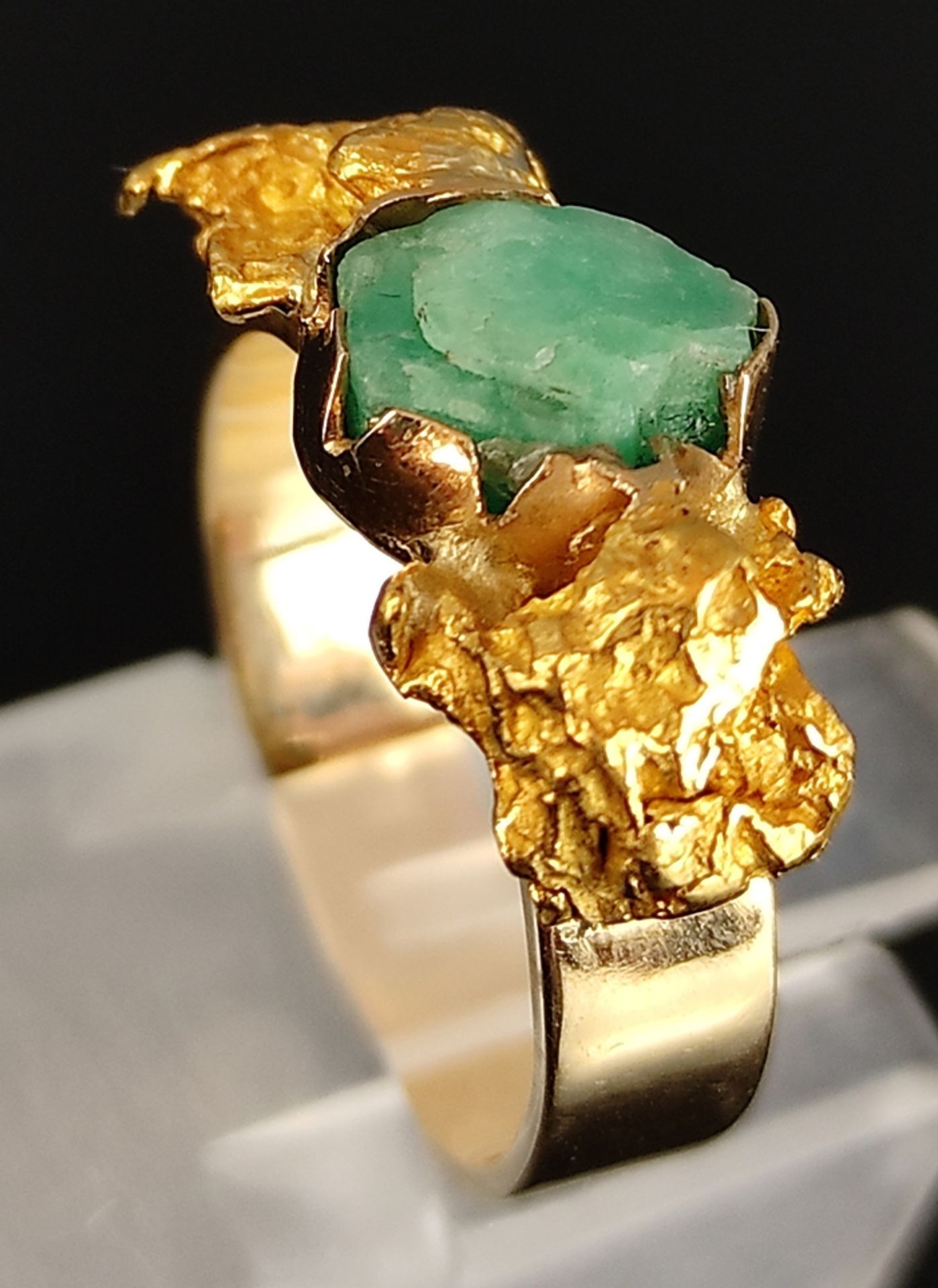 Moderner Ring, mittig grüner Rohstein, daneben je ein Goldnugget, Goldschmiedearbeit, 750/18K - Image 3 of 5