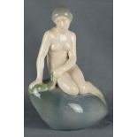 Kleine Meerjungfrau, polychrom gestaltet, auf Stein sitzend, Modelnummer 4431, Royal Copenhagen, H