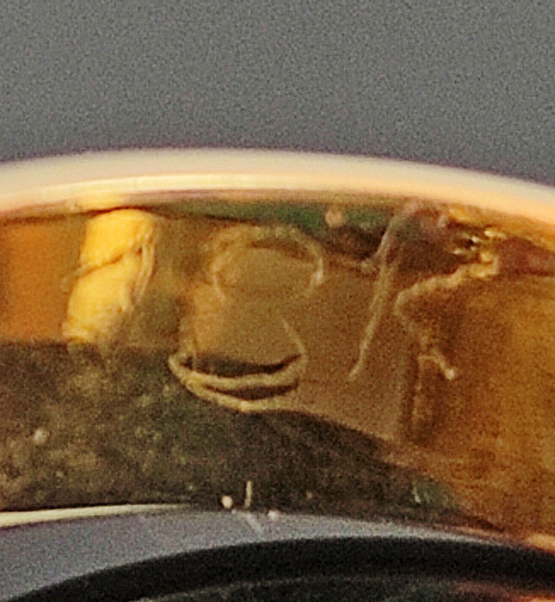 Moderner Ring, mittig grüner Rohstein, daneben je ein Goldnugget, Goldschmiedearbeit, 750/18K - Image 5 of 5