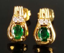 Paar Ohrstecker, mit ovalen Smaragden von sehr schöner Farbe, je zwei kleine Brillanten, 750/18K