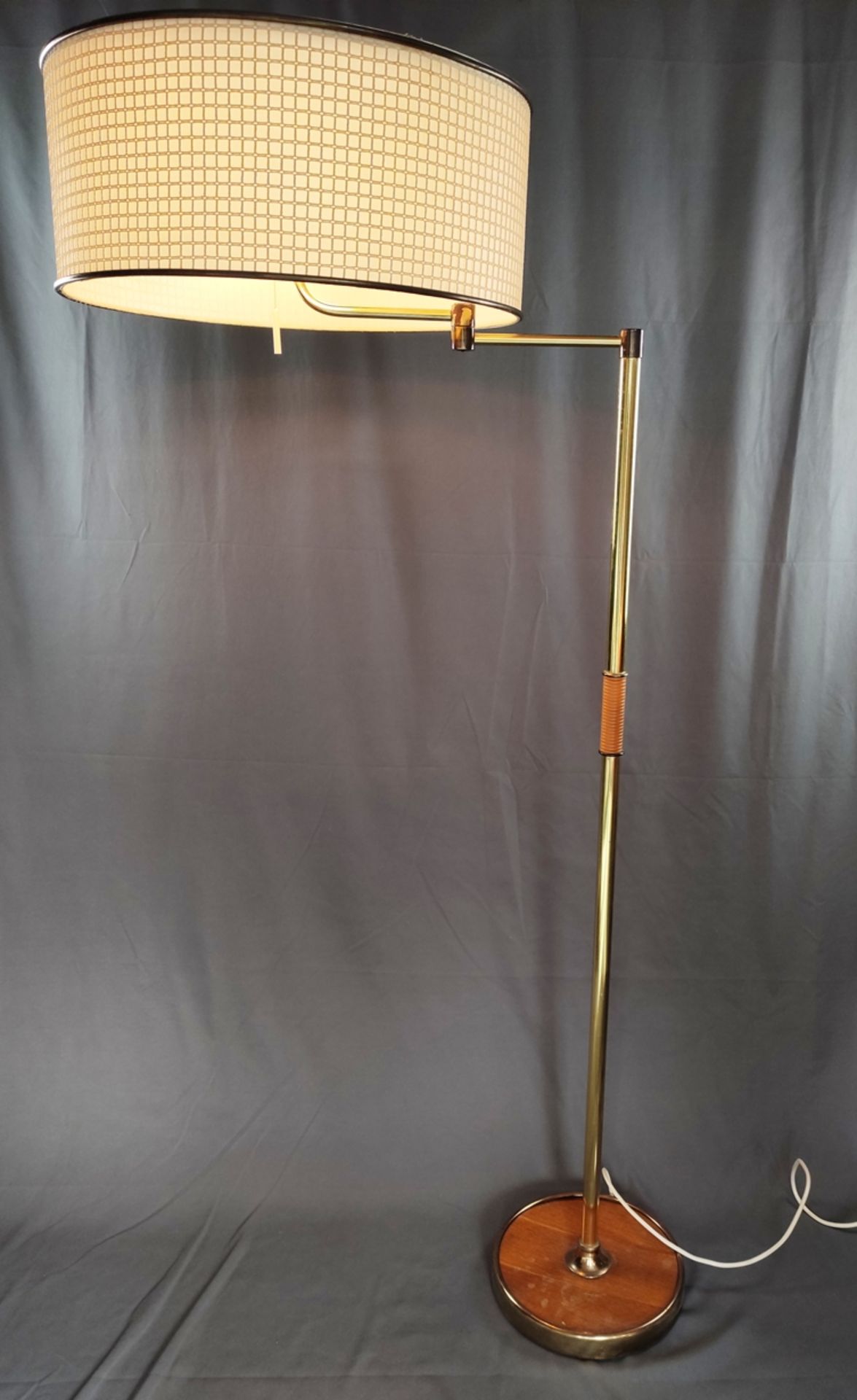 Stehlampe Retro, Messingstand mit Holzeinlagen, großer runder Schirm in cremeweiß, dekoriert mit - Bild 4 aus 6