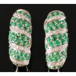 Paar Ohrringe, dekoriert mit grünen Schmucksteinen und kleinen Brillanten, 585/14K Weißgold, 6,8g,