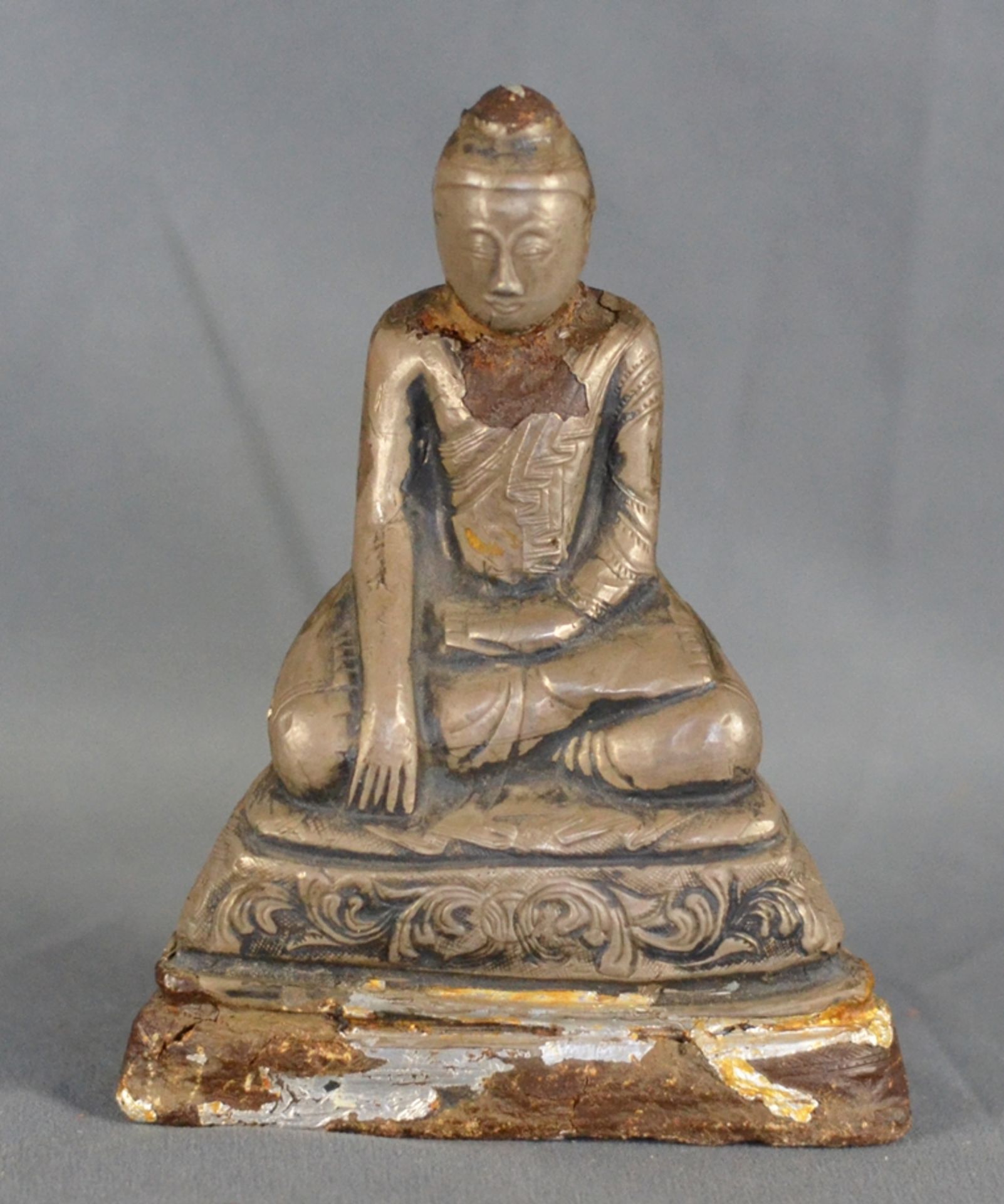 Buddha Shakyamuni im Padmasana (Lotussitz), wohl Silberbeschlag, Asien, 13x9,5x5cmBuddha