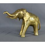 Elefant, mit erhobenem Rüssel, Messing, ziseliert gearbeitet, Indien, 20. Jahrhundert, 2,4kg,
