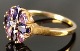 Ring, violette Schmucksteine, mittig kleiner Brillant, 375/9K Gelbgold, Goldschmiedemarke, 2,8g,