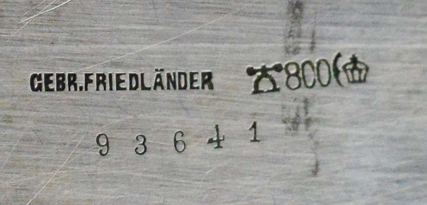 Tablett/ Platte, rund, mit mehrpassigem getrepptem Rand, mittig florales ziseliertes Monogramm "AS", - Image 2 of 2