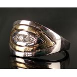 Ring, breite Schauseite mit 3 kleinen Brillanten, 585/14K Weißgold/Gelbgold, 7g, Größe 55Ring,