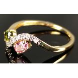 Ring mit rosa und grünen Schmucksteinen und geschwungenem Band mit kleinen Diamanten, 585/14K