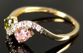 Ring mit rosa und grünen Schmucksteinen und geschwungenem Band mit kleinen Diamanten, 585/14K
