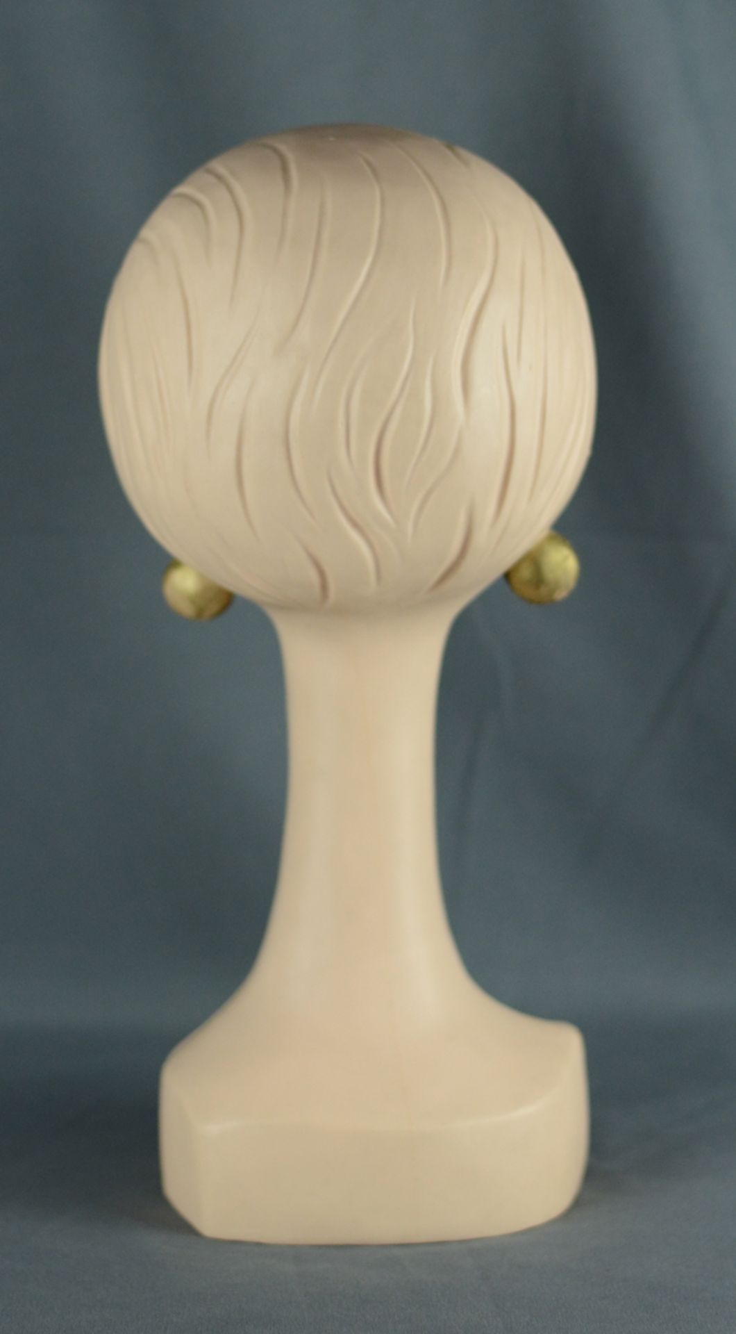 Twiggy-Kopf, mit grünem Lidschatten und goldenen Ohrringen mit rotem Mittelelement, als - Image 3 of 3