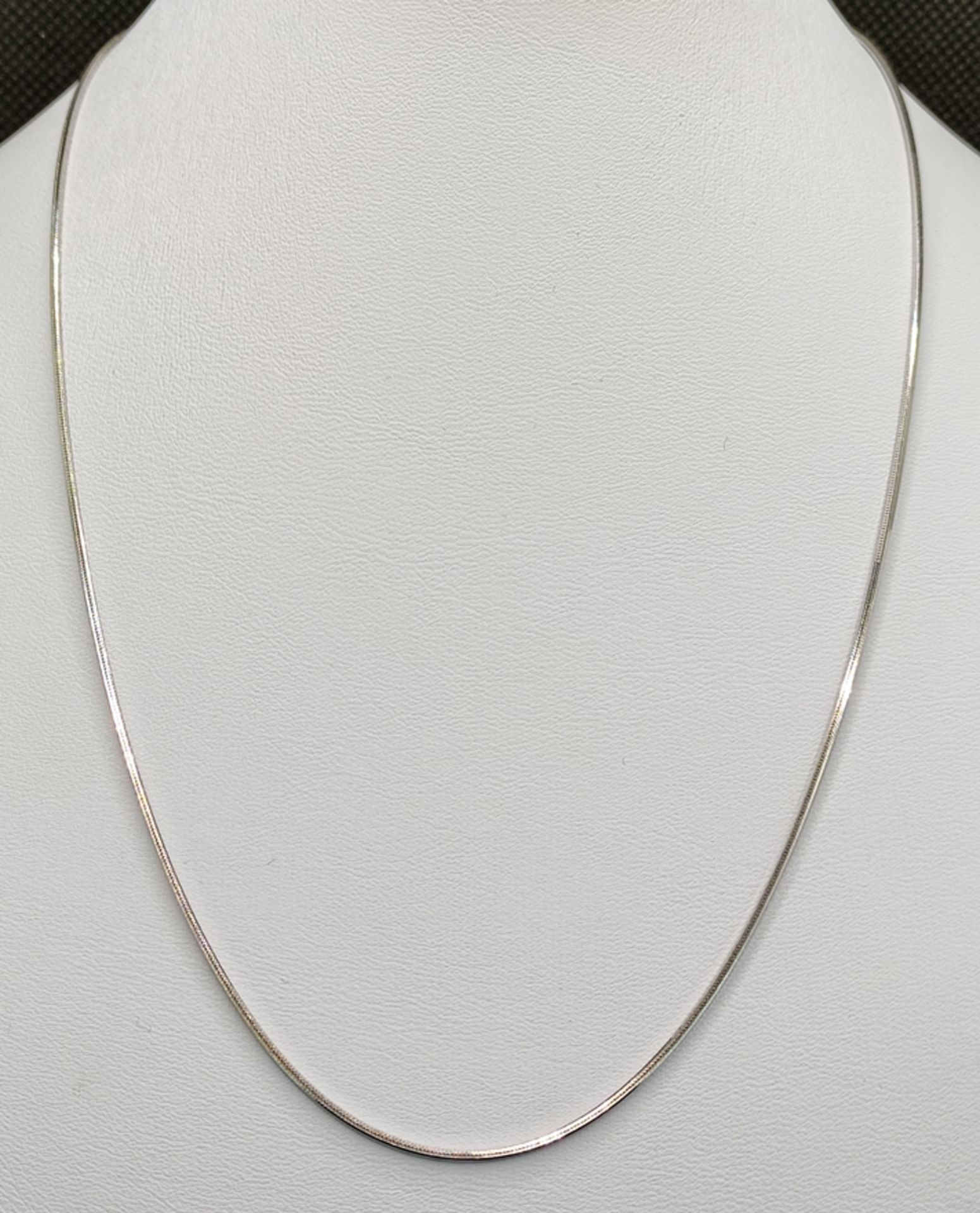 Moderne Kette, quadratisch, 585/14K Weißgold, Goldschmiedemarke "ARU", 4,5g, Länge 44cmModern - Image 2 of 3