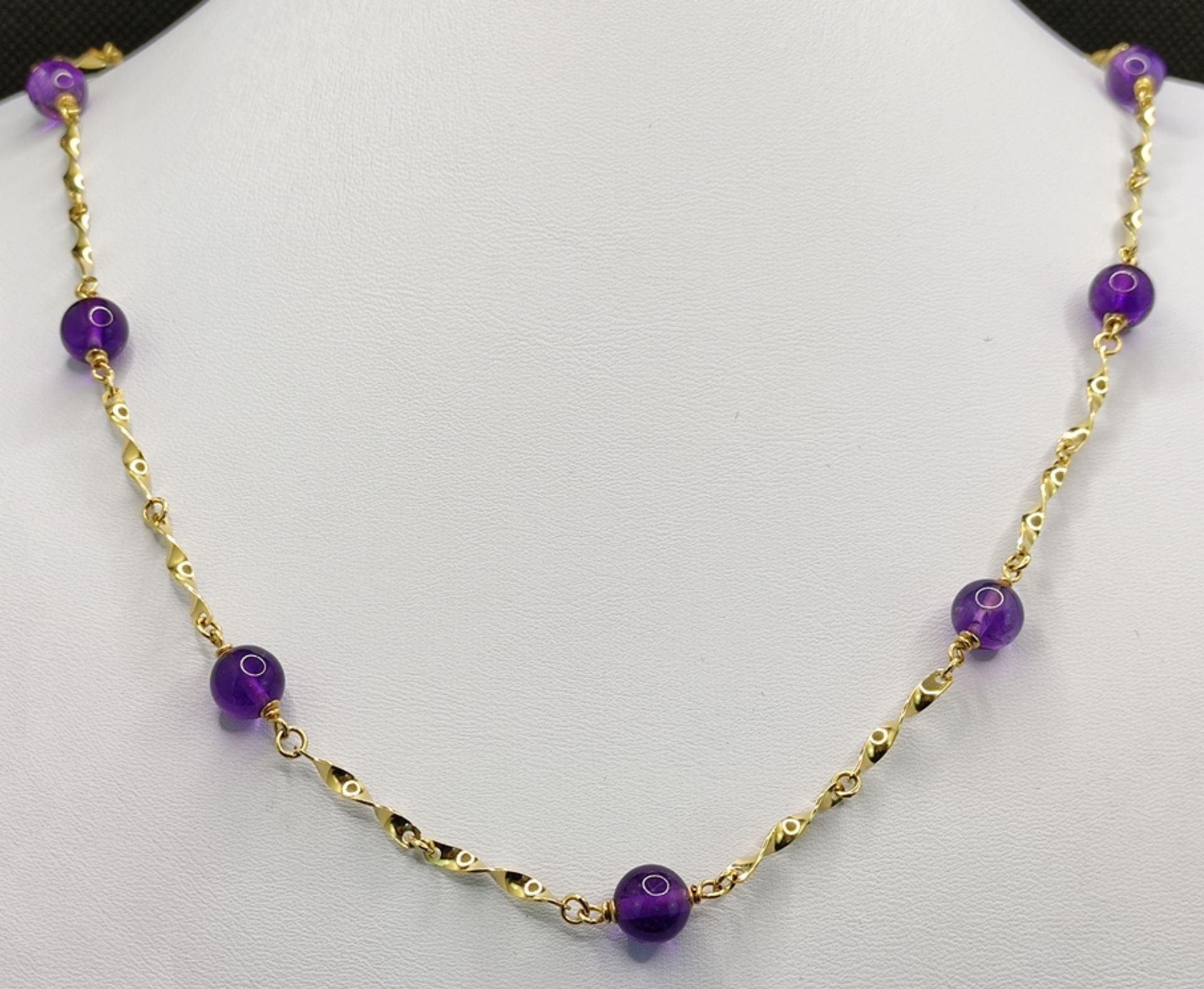 Kette mit Kugeln aus violetten Schmucksteinen, 585/14K Gelbgold, Gesamtgewicht 15,4g, Länge - Image 2 of 3