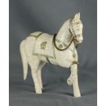 Pferdefigur, mit Perlmuttplatten gearbeitet, Korpus aus Bein, dekoriert mit Beschlägen in Silber und
