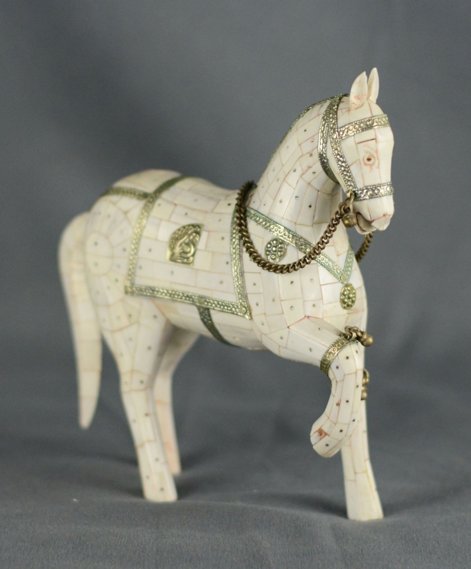 Pferdefigur, mit Perlmuttplatten gearbeitet, Korpus aus Bein, dekoriert mit Beschlägen in Silber und