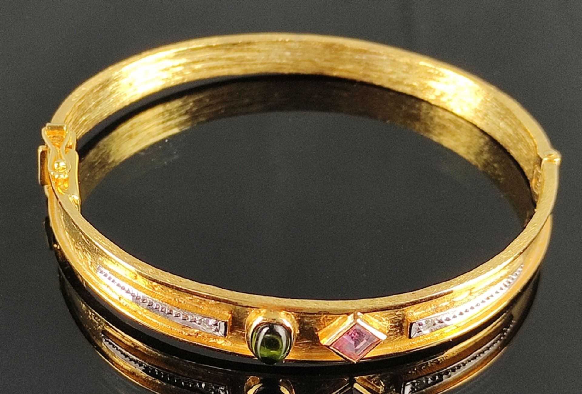 Armreif mit zwei Schmucksteinen und zwei kleinen Diamanten, 585/14K Gelbgold, 21,69g, 5,7cm ( - Image 2 of 3