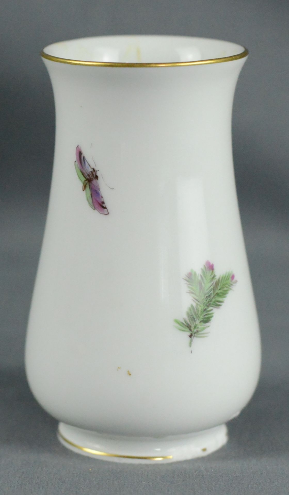 Kleine Vase mit Stieglitz, Goldränder, Schwertermarke Meissen, 1. Wahl, H 11cm, am Boden - Image 2 of 3
